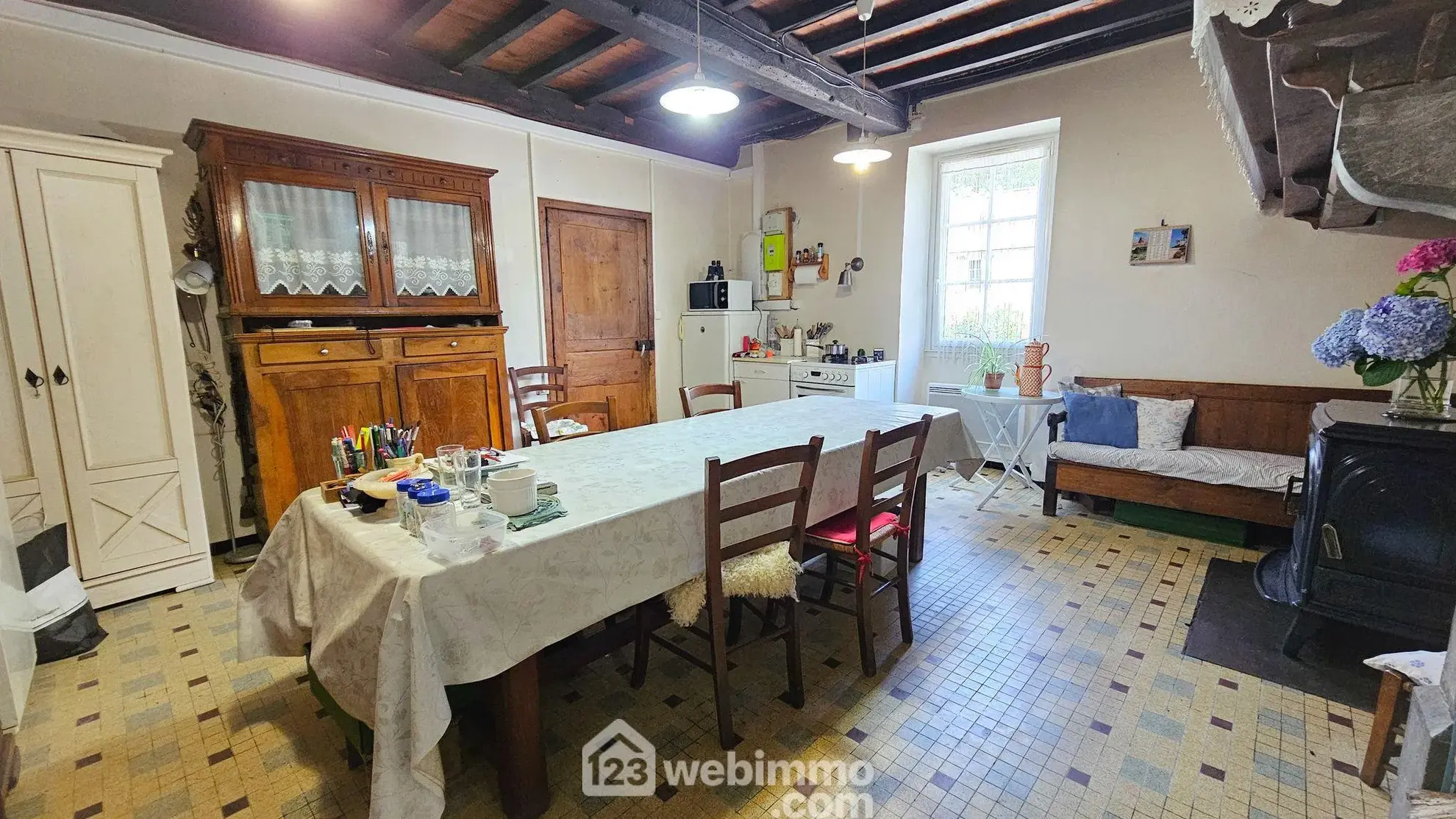 Maison à rénover avec grand terrain à Louvie-Juzon, proche des montagnes 