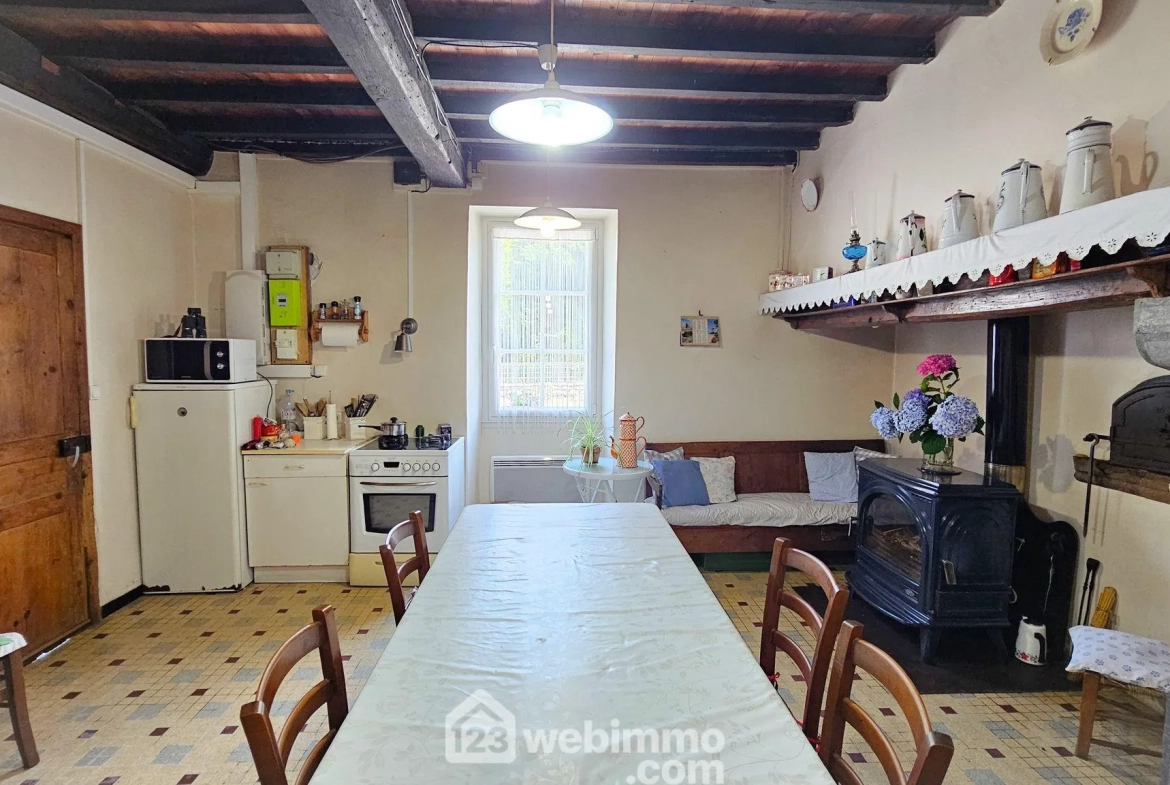 Maison à rénover avec grand terrain à Louvie-Juzon, proche des montagnes 