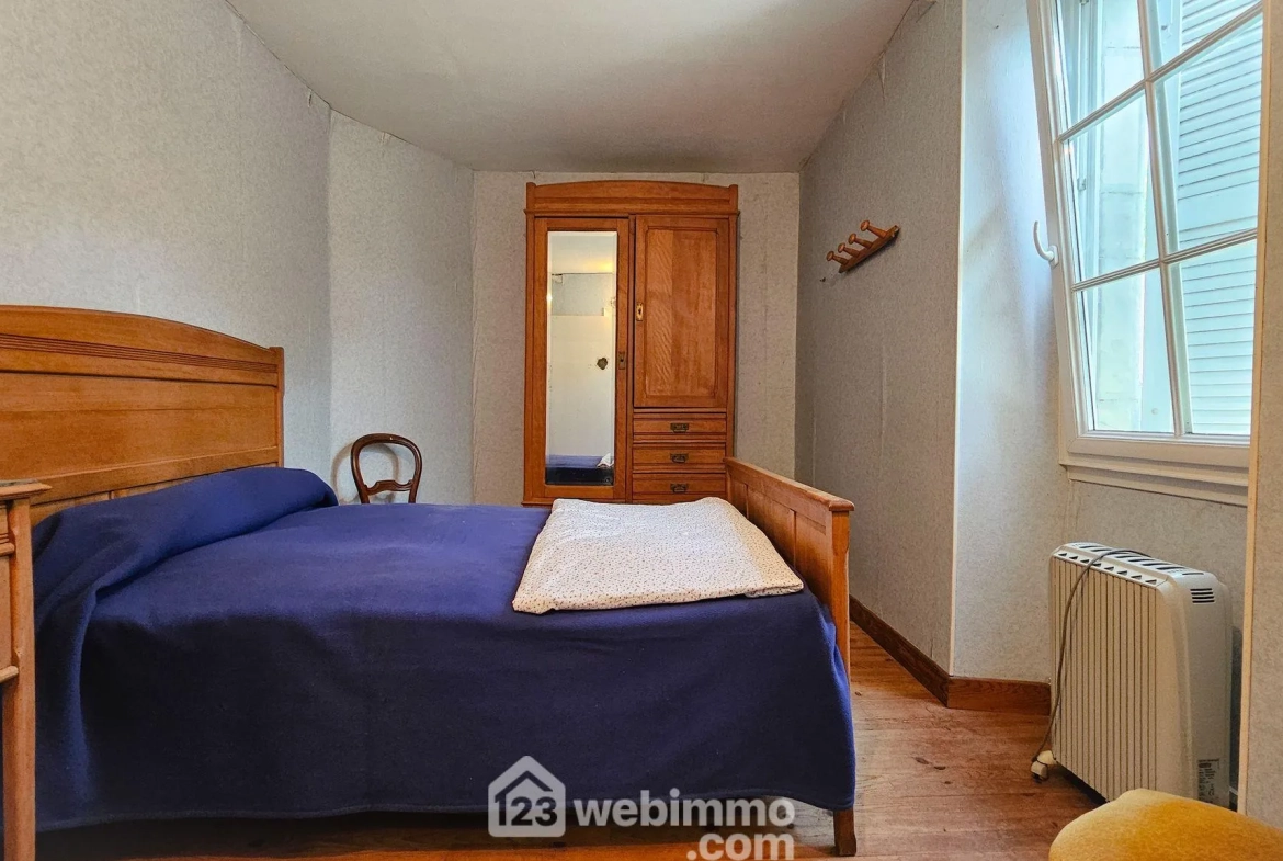 Maison à rénover avec grand terrain à Louvie-Juzon, proche des montagnes 