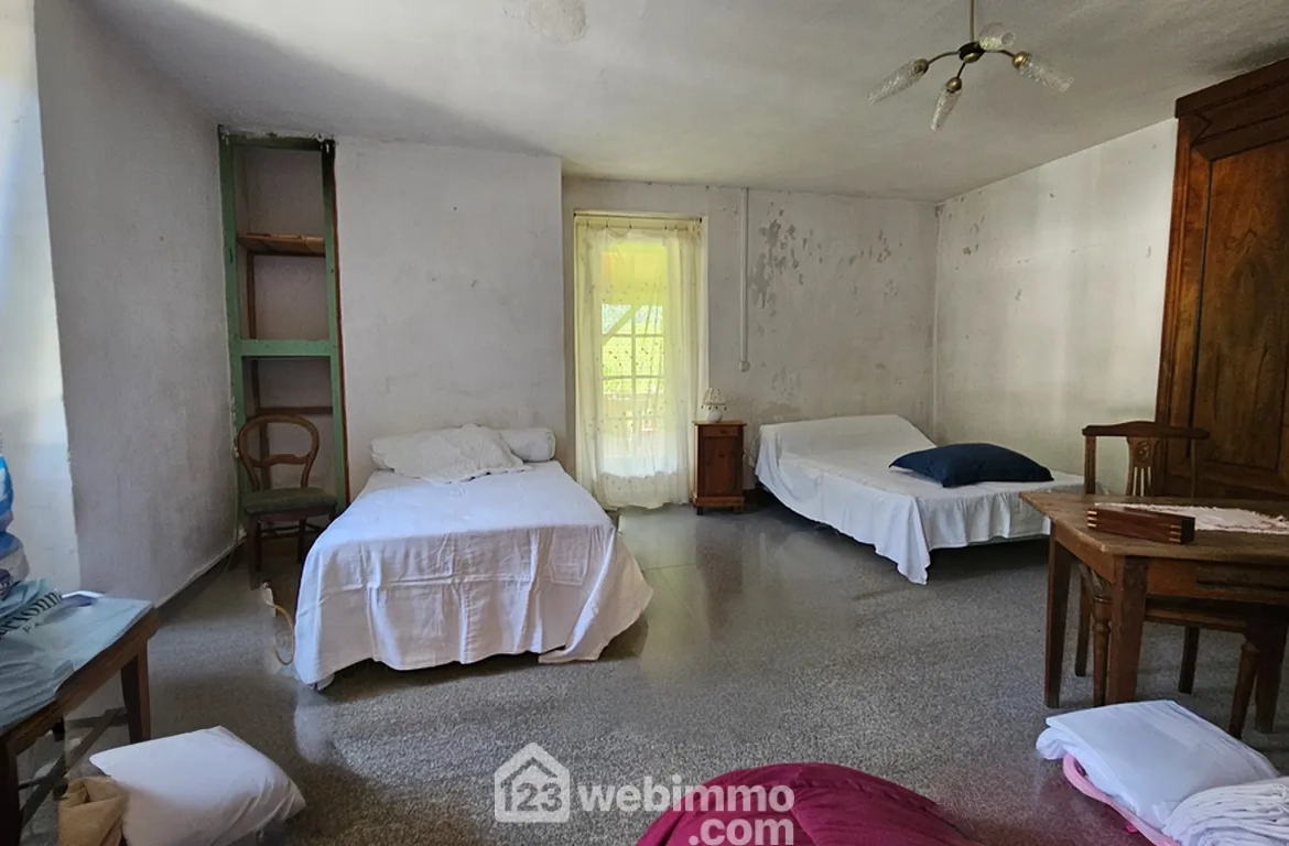 Maison à rénover avec grand terrain à Louvie-Juzon, proche des montagnes 