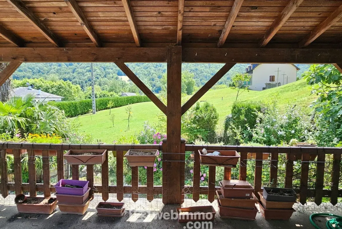 Maison à rénover avec grand terrain à Louvie-Juzon, proche des montagnes 