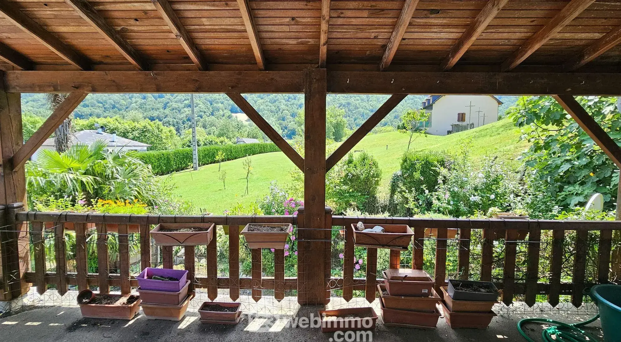 Maison à rénover avec grand terrain à Louvie-Juzon, proche des montagnes 