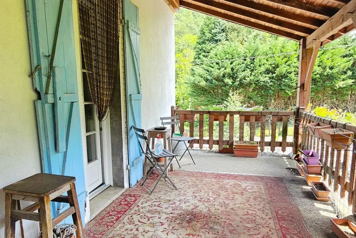 Maison à rénover avec grand terrain à Louvie-Juzon, proche des montagnes 