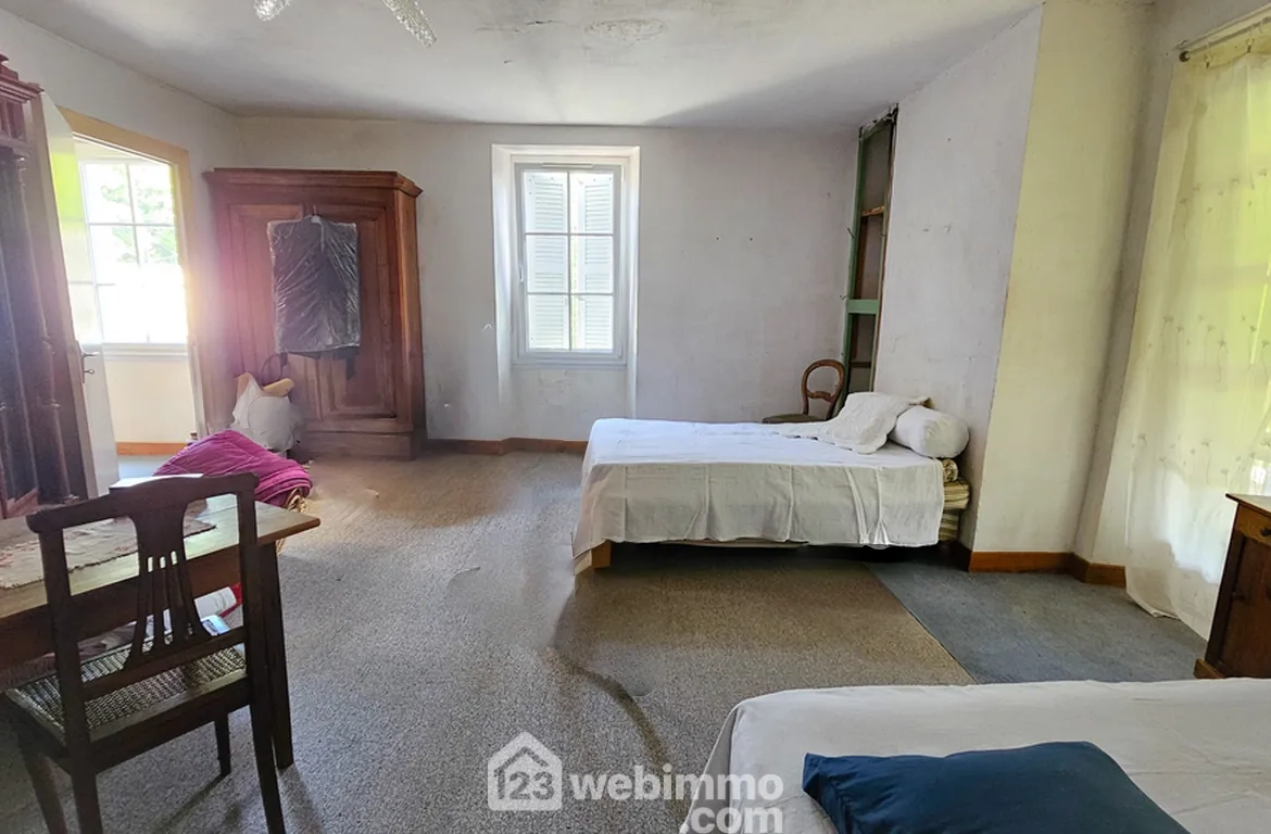 Maison à rénover avec grand terrain à Louvie-Juzon, proche des montagnes 