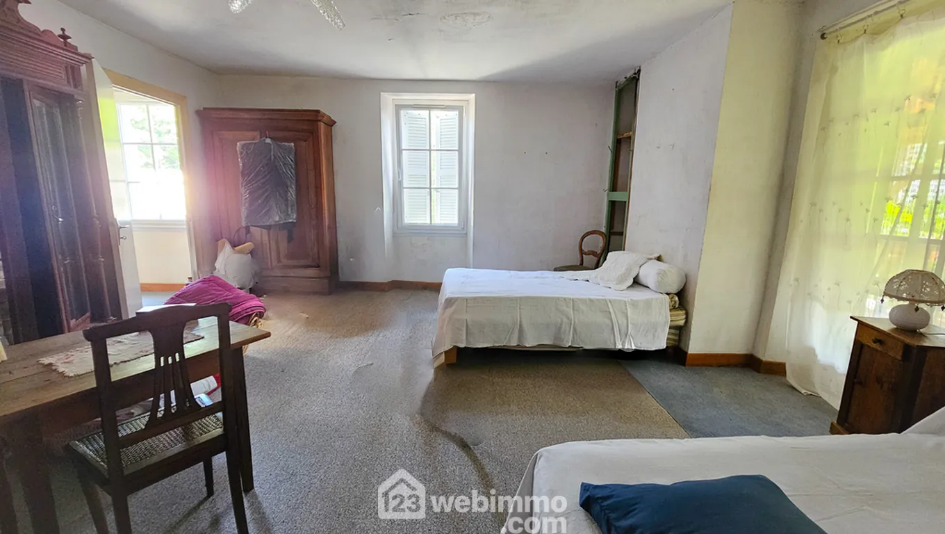 Maison à rénover avec grand terrain à Louvie-Juzon, proche des montagnes 