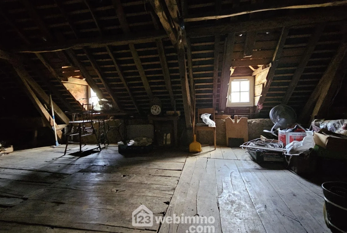 Maison à rénover avec grand terrain à Louvie-Juzon, proche des montagnes 