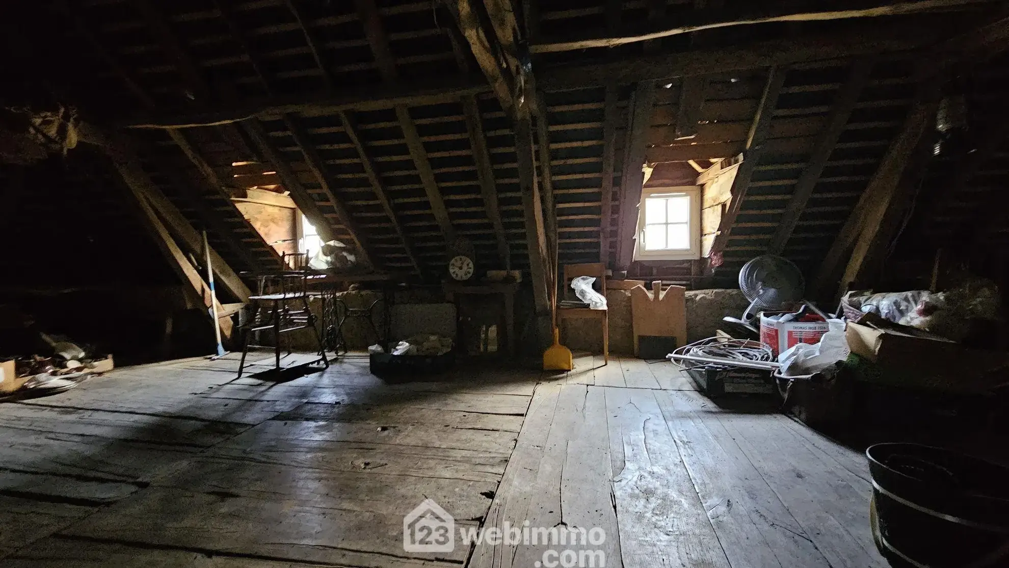 Maison à rénover avec grand terrain à Louvie-Juzon, proche des montagnes 