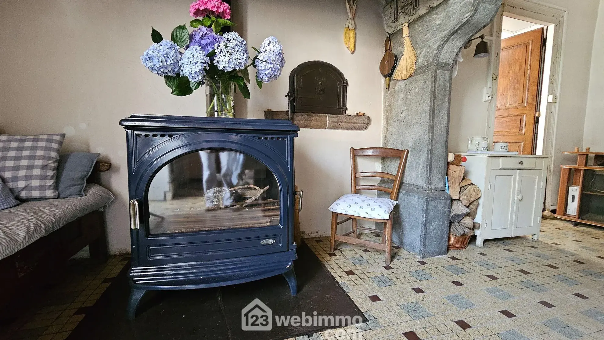 Maison à rénover avec grand terrain à Louvie-Juzon, proche des montagnes 