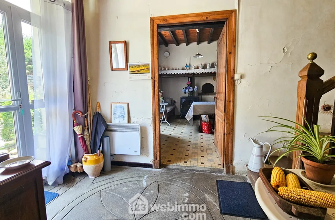 Maison à rénover avec grand terrain à Louvie-Juzon, proche des montagnes 