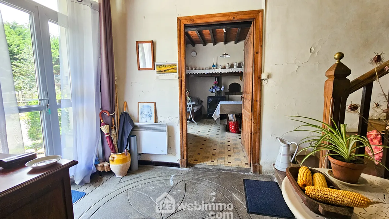Maison à rénover avec grand terrain à Louvie-Juzon, proche des montagnes 