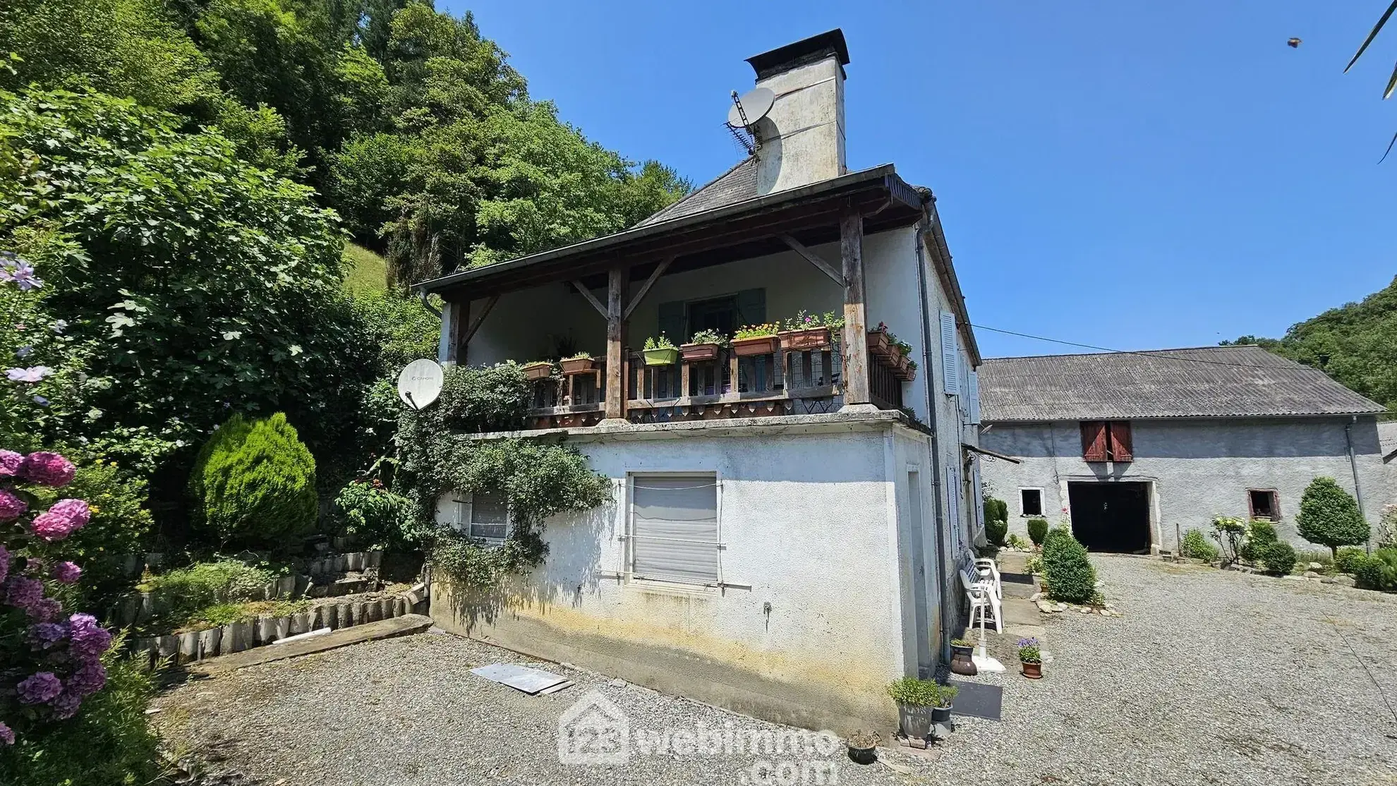 Maison à rénover avec grand terrain à Louvie-Juzon, proche des montagnes 