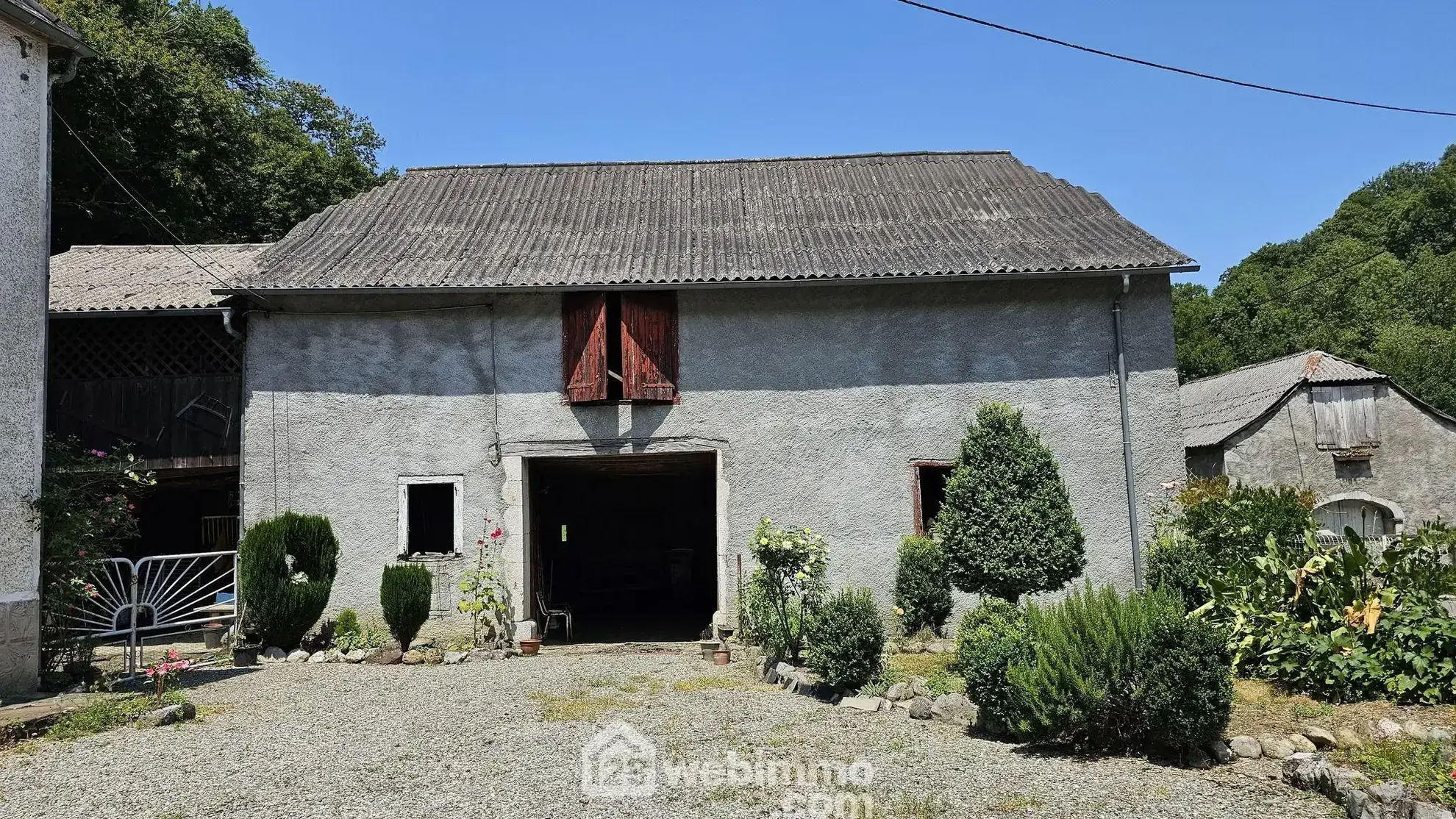 Maison à rénover avec grand terrain à Louvie-Juzon, proche des montagnes 