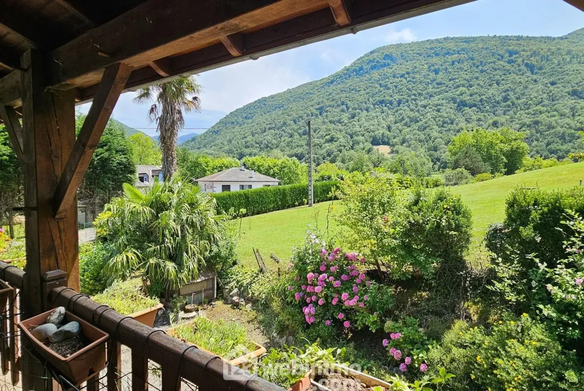 Maison à rénover avec grand terrain à Louvie-Juzon, proche des montagnes 