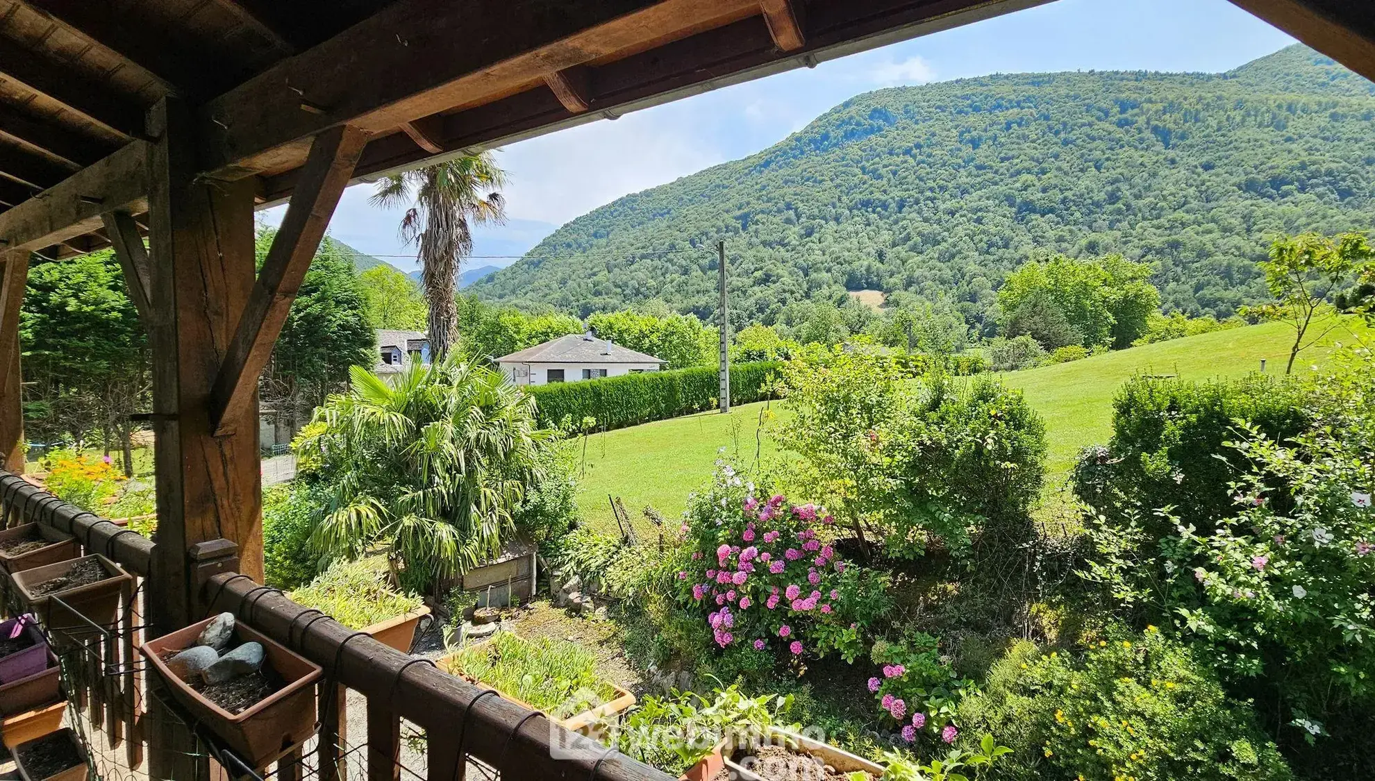 Maison à rénover avec grand terrain à Louvie-Juzon, proche des montagnes 