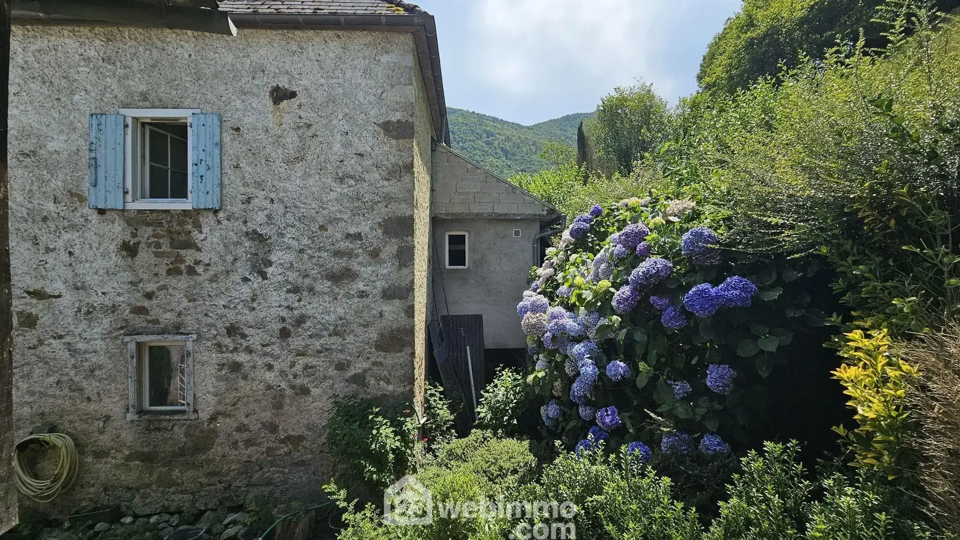 Maison à rénover avec grand terrain à Louvie-Juzon, proche des montagnes 