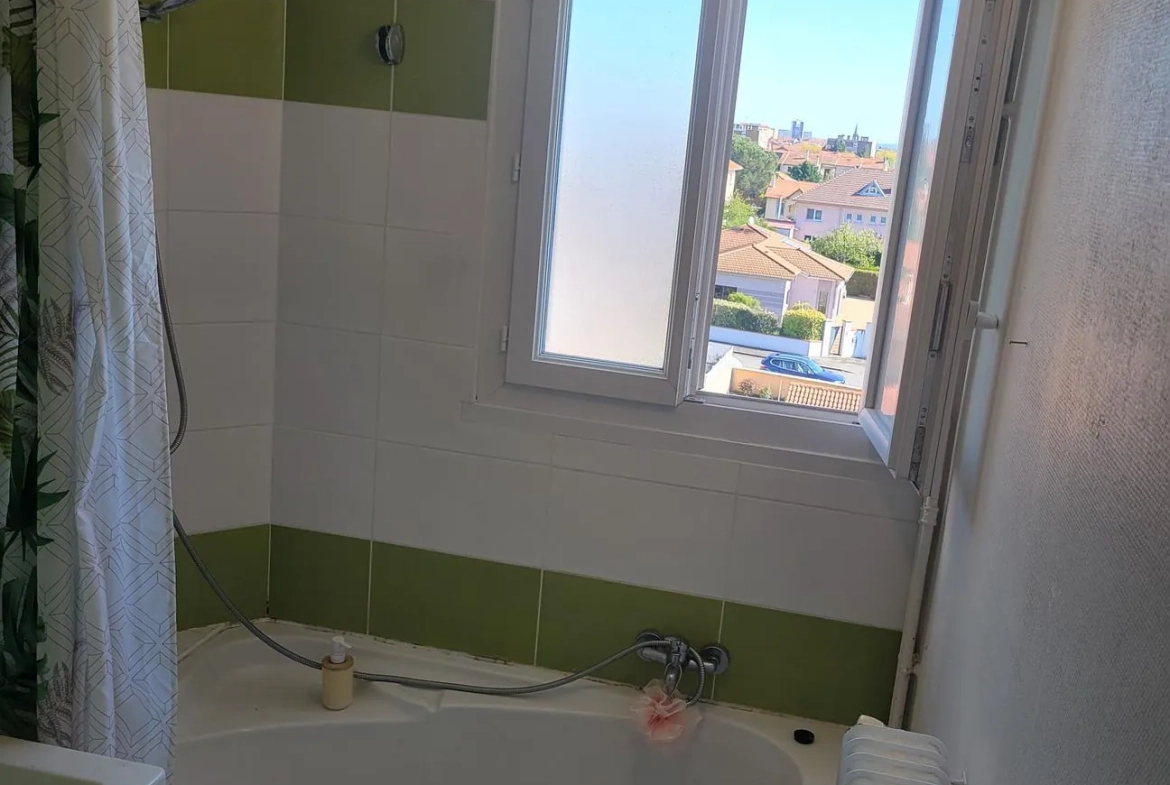 Appartement T3 à Roanne de 68 m² avec balcon, cave et parking, proche nature 