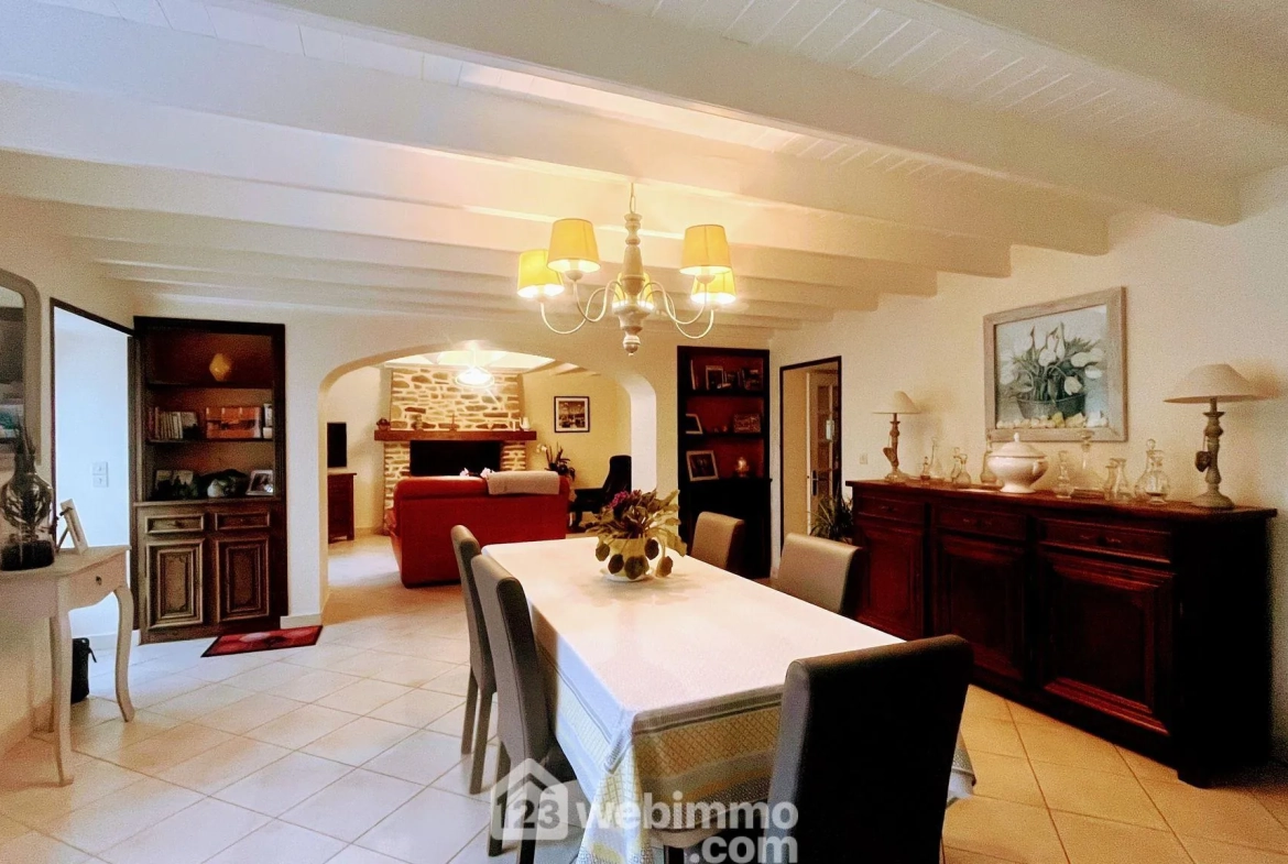 Maison familiale de charme à proximité de Coutances avec garage et jardin 
