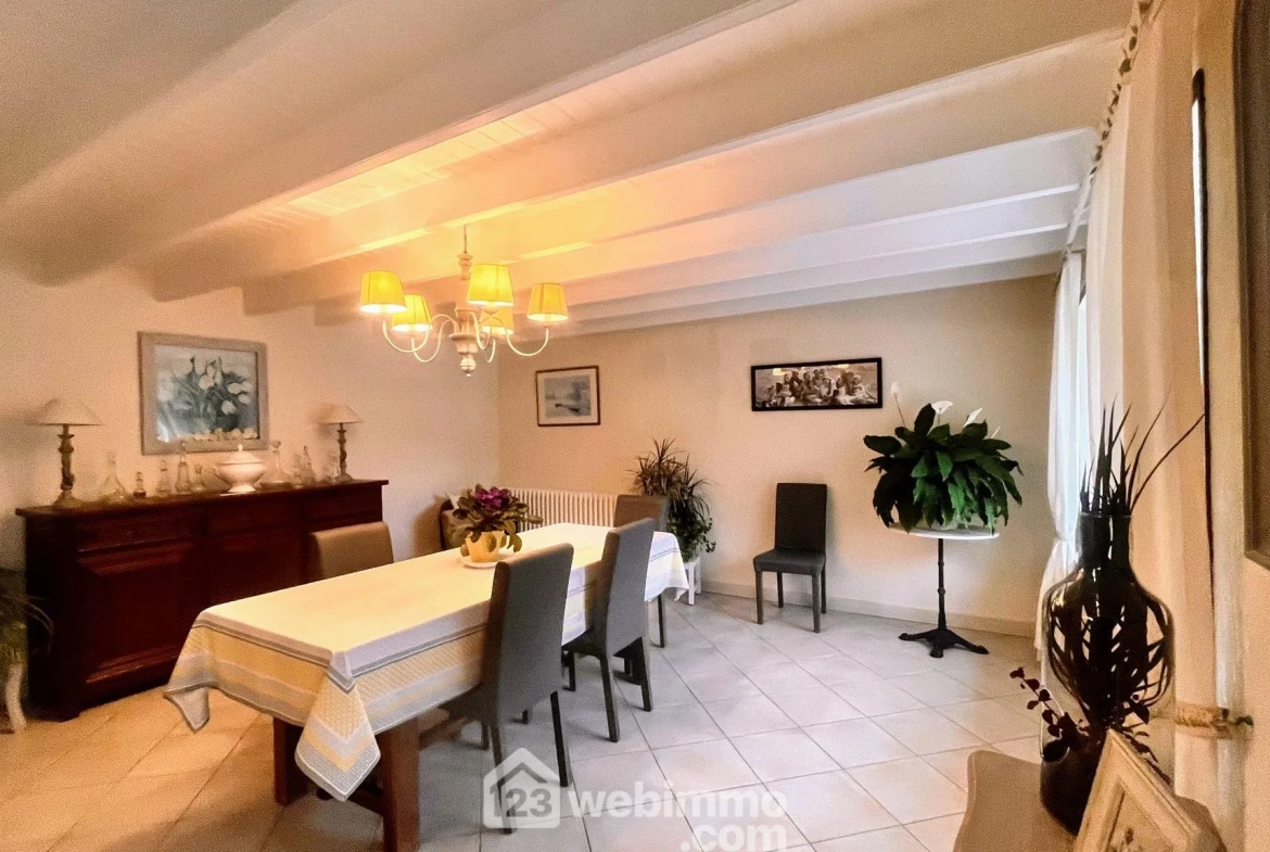 Maison familiale de charme à proximité de Coutances avec garage et jardin 