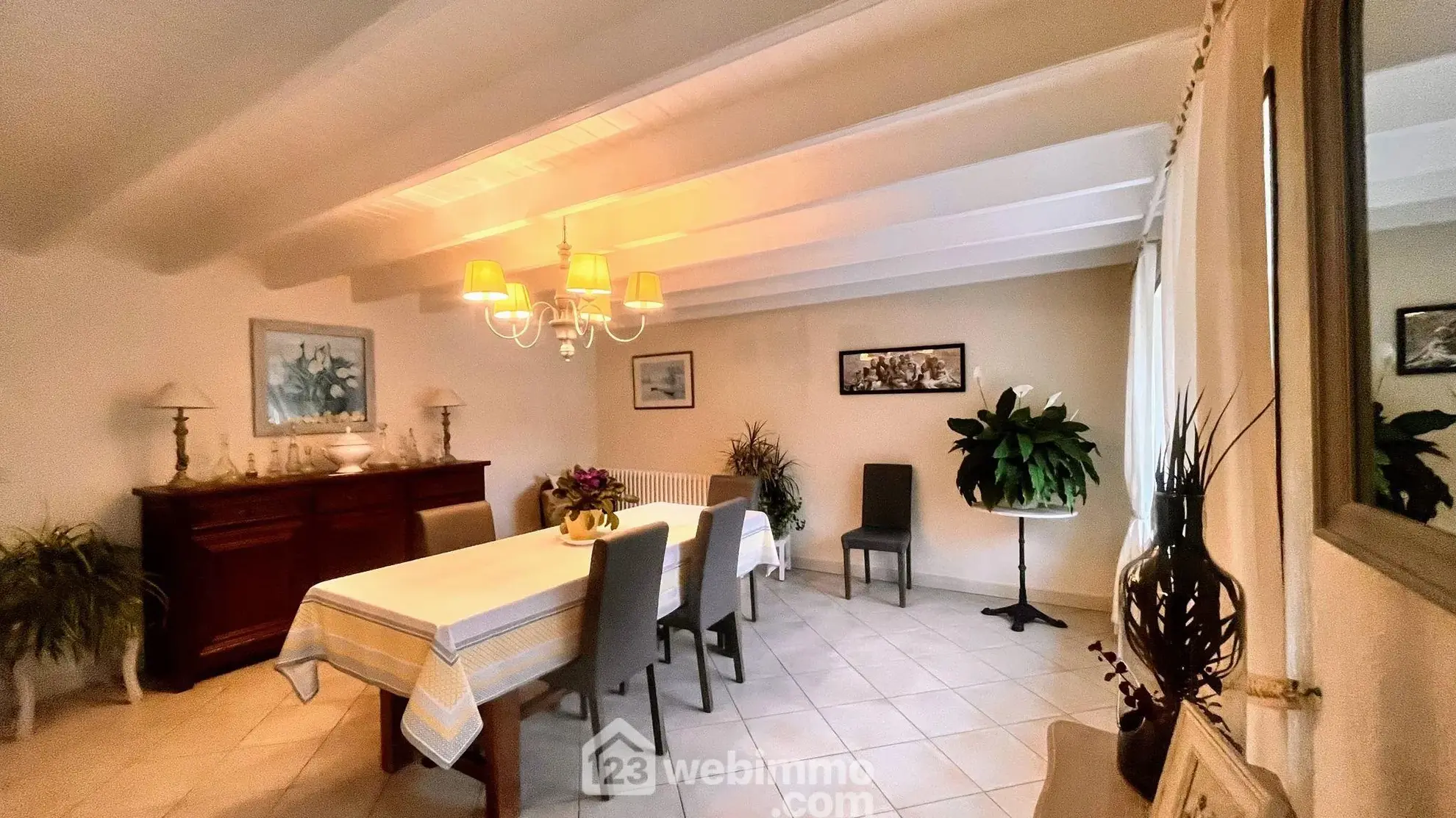 Maison familiale de charme à proximité de Coutances avec garage et jardin 