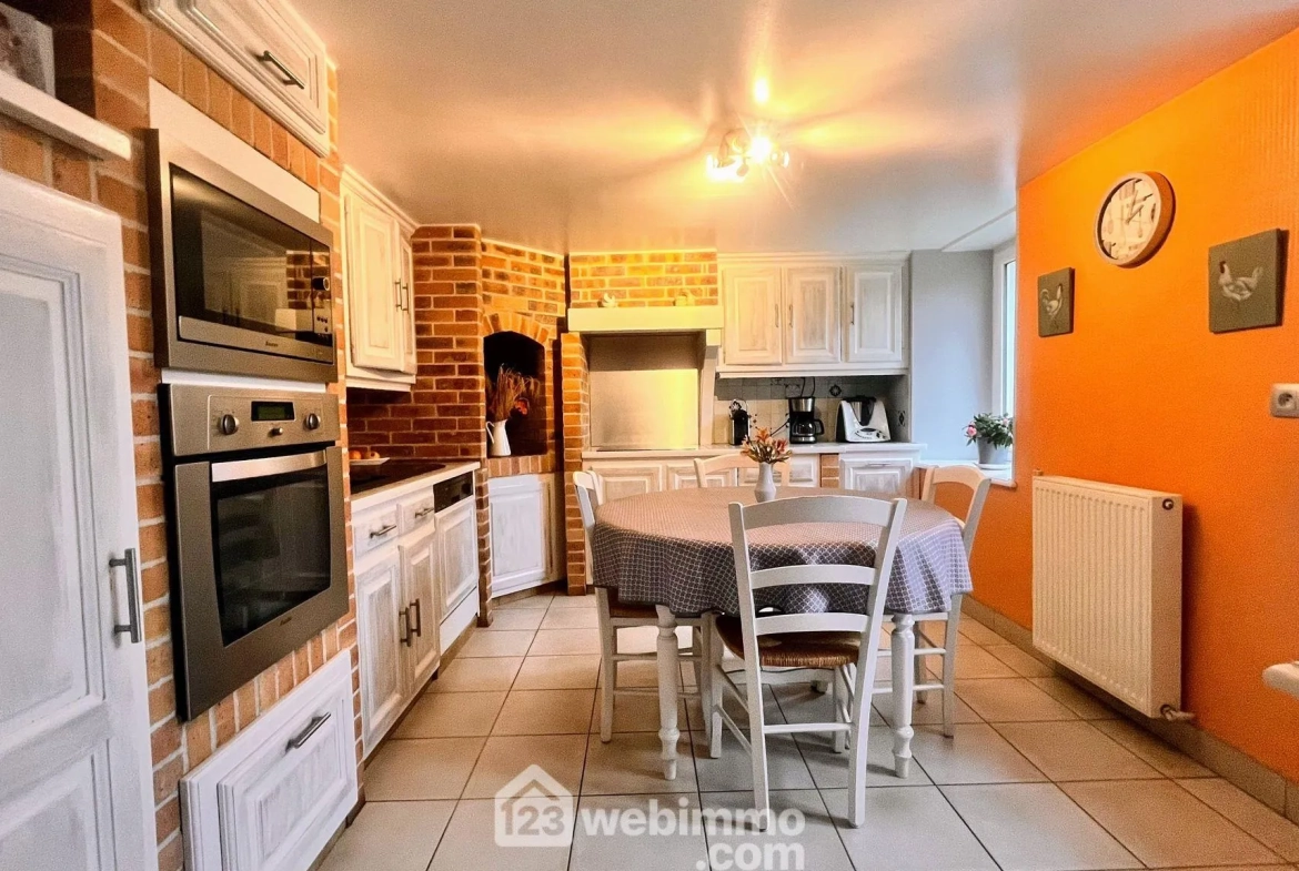 Maison familiale de charme à proximité de Coutances avec garage et jardin 
