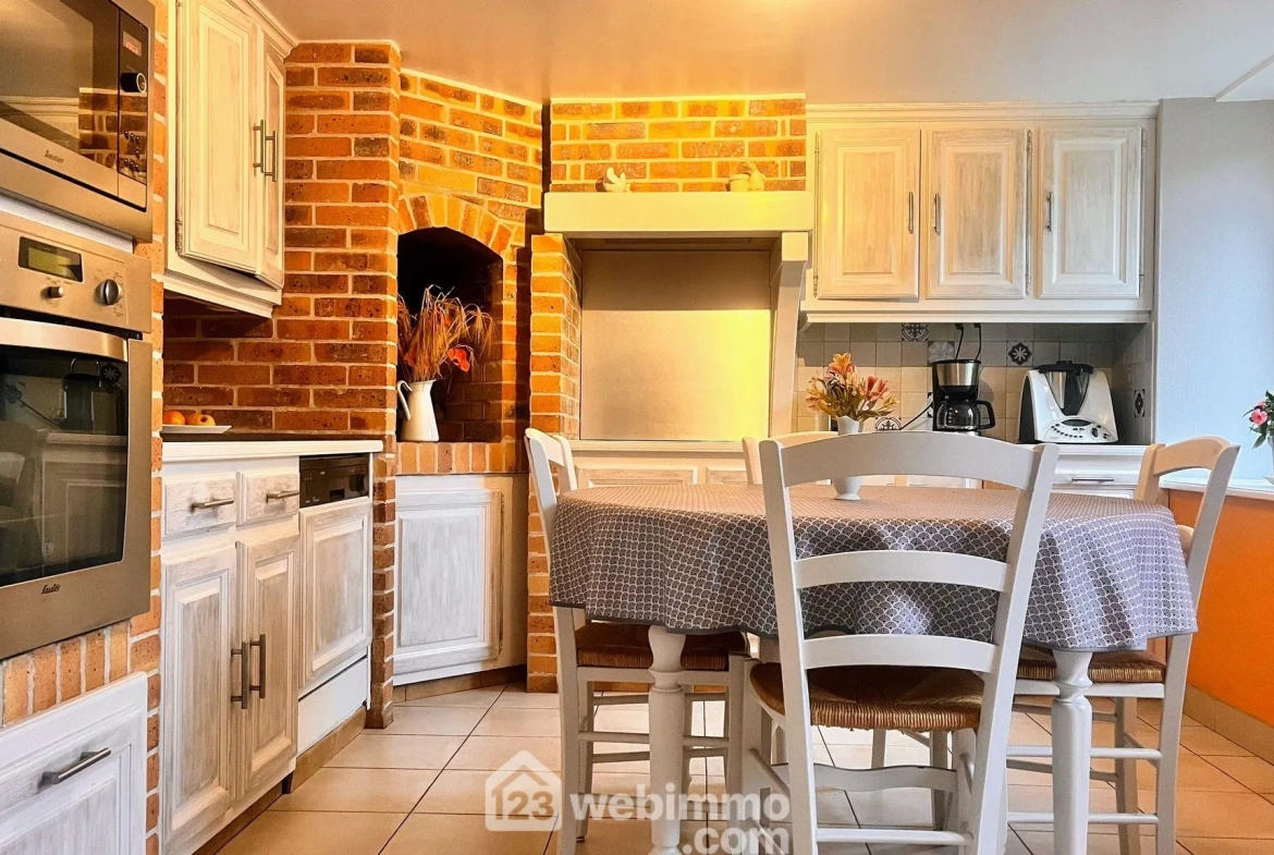 Maison familiale de charme à proximité de Coutances avec garage et jardin 