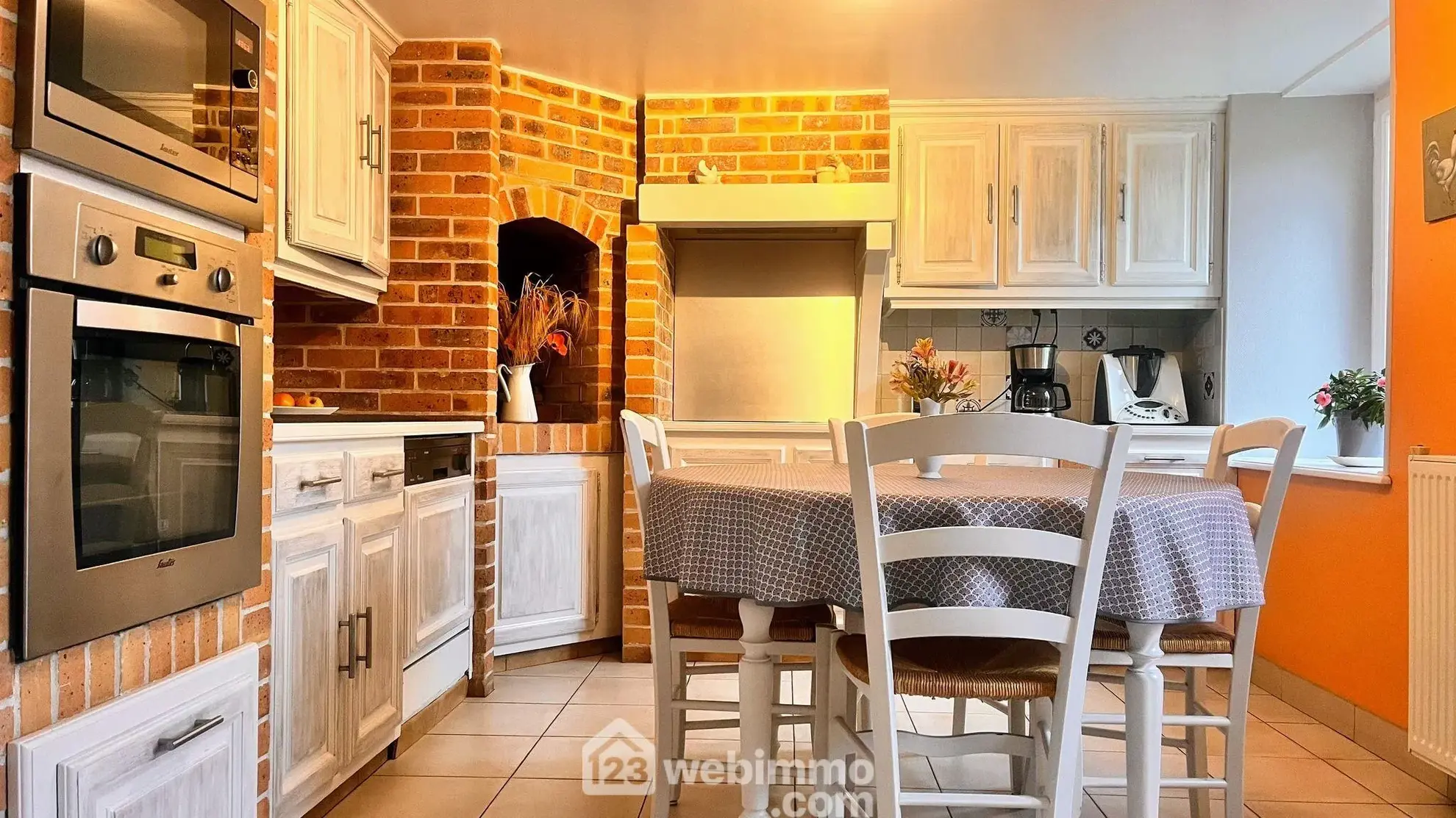 Maison familiale de charme à proximité de Coutances avec garage et jardin 