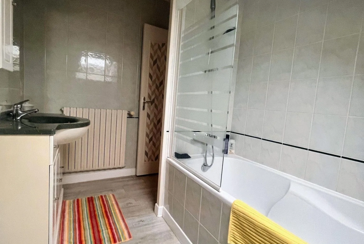 Maison familiale de charme à proximité de Coutances avec garage et jardin 