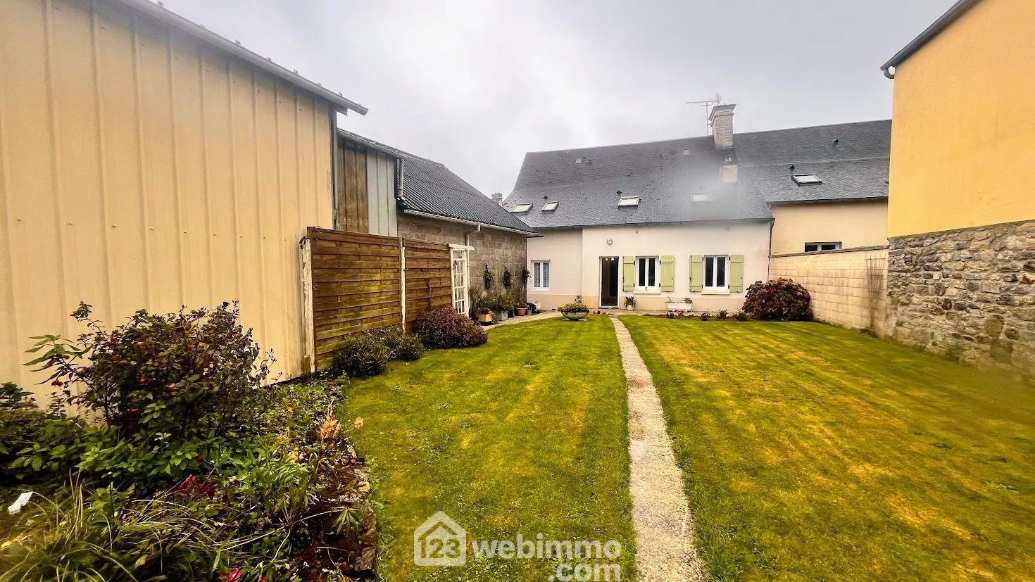 Maison familiale de charme à proximité de Coutances avec garage et jardin 