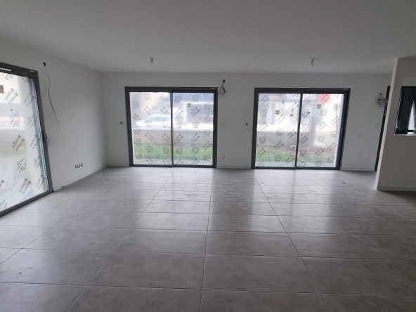 Belle maison neuve de 174 m² à Roanne avec garage, 5 chambres et terrain
