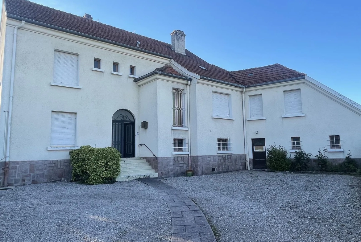Superbe maison bourgeoise à Thaon-les-Vosges avec 7 chambres, garage et parc de 840 m² 