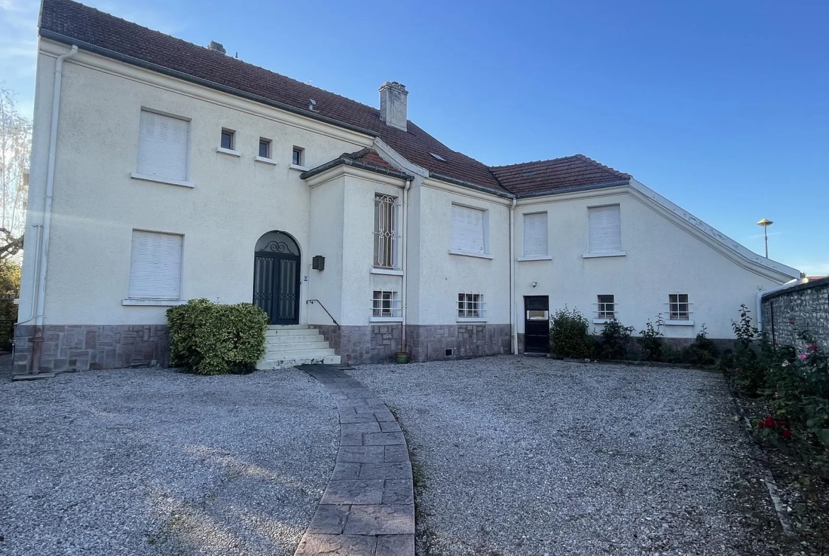 Superbe maison bourgeoise à Thaon-les-Vosges avec 7 chambres, garage et parc de 840 m² 