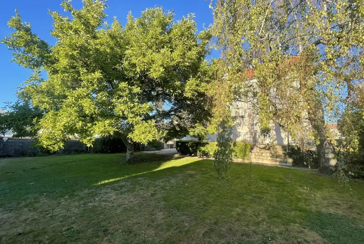 Superbe maison bourgeoise à Thaon-les-Vosges avec 7 chambres, garage et parc de 840 m² 