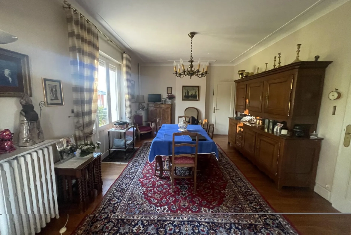 Superbe maison bourgeoise à Thaon-les-Vosges avec 7 chambres, garage et parc de 840 m² 