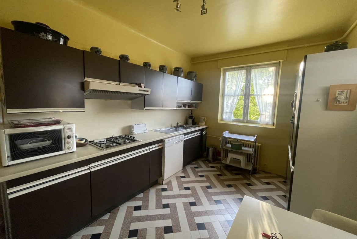 Superbe maison bourgeoise à Thaon-les-Vosges avec 7 chambres, garage et parc de 840 m² 
