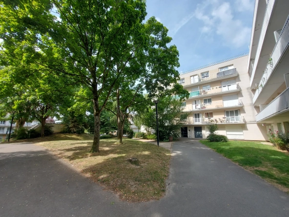 Appartement T3 de 68m² à Magny-les-Hameaux avec balcons et parking en sous-sol