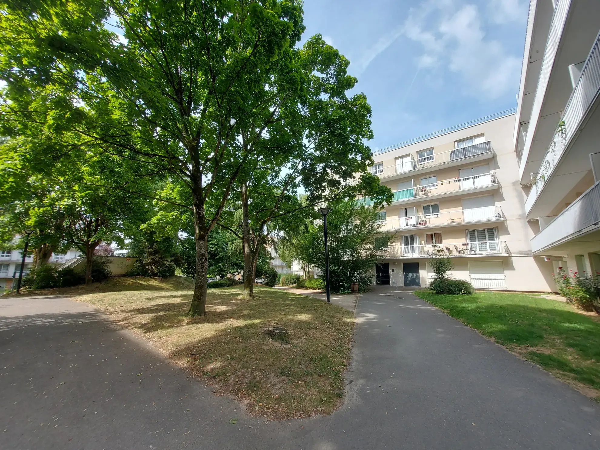 Appartement T3 de 68m² à Magny-les-Hameaux avec balcons et parking en sous-sol 