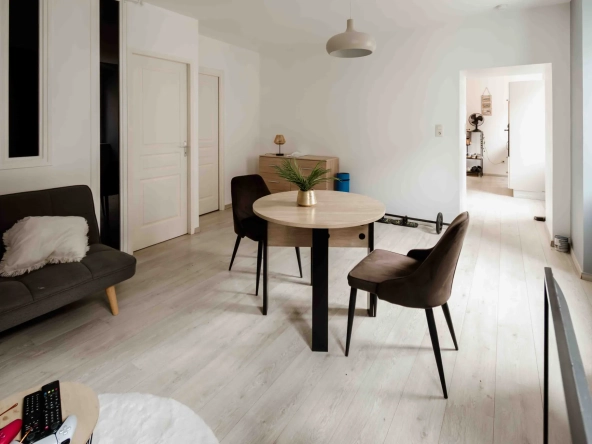 Appartement de type 2 rénové avec cave et ascenseur en centre-ville de Pontarlier