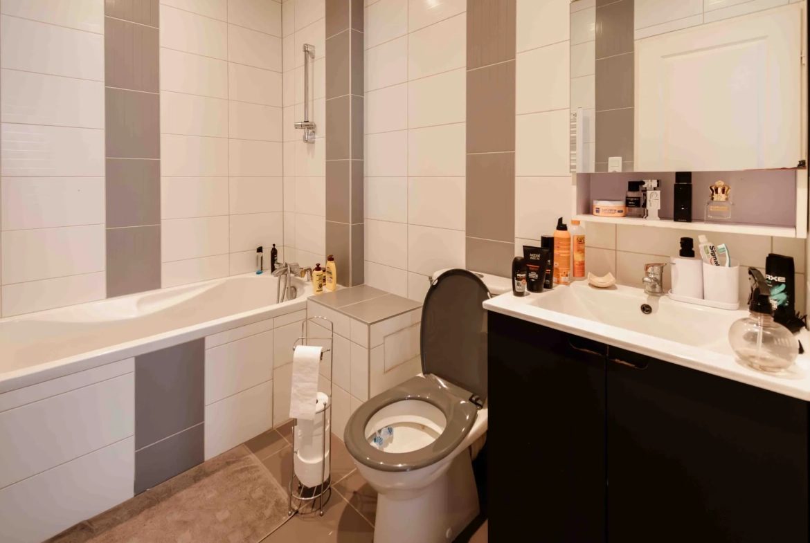 Appartement de type 2 rénové avec cave et ascenseur en centre-ville de Pontarlier 