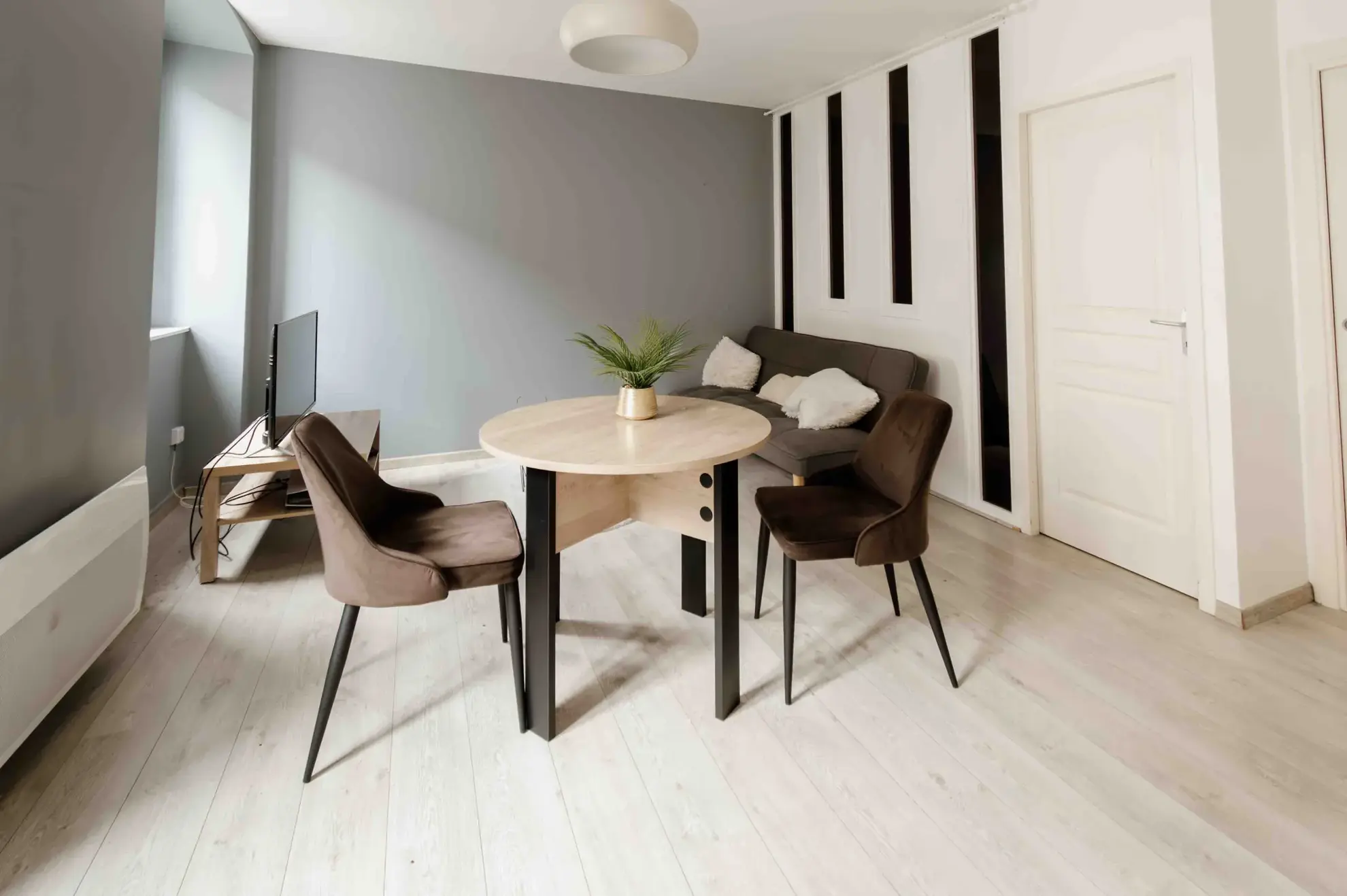 Appartement de type 2 rénové avec cave et ascenseur en centre-ville de Pontarlier 