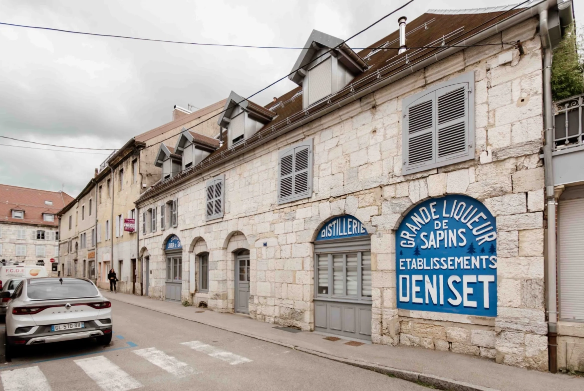Appartement de type 2 rénové avec cave et ascenseur en centre-ville de Pontarlier 