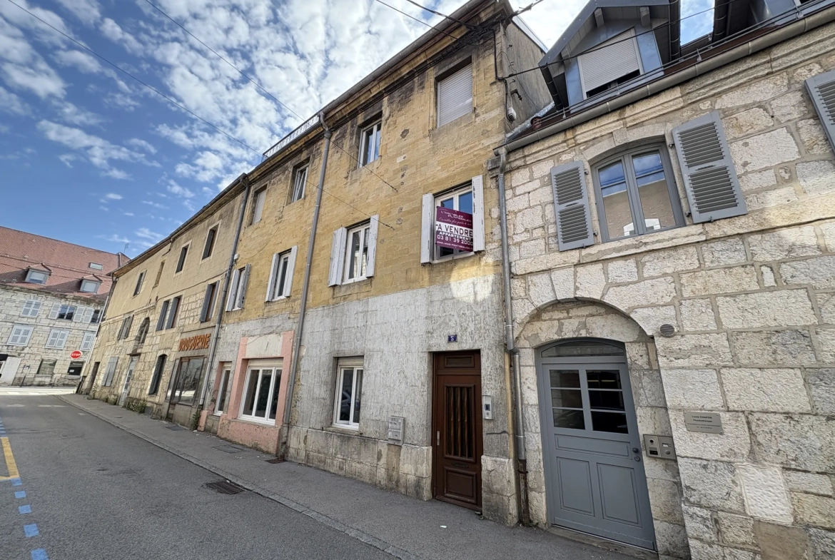 Appartement de type 2 rénové avec cave et ascenseur en centre-ville de Pontarlier 