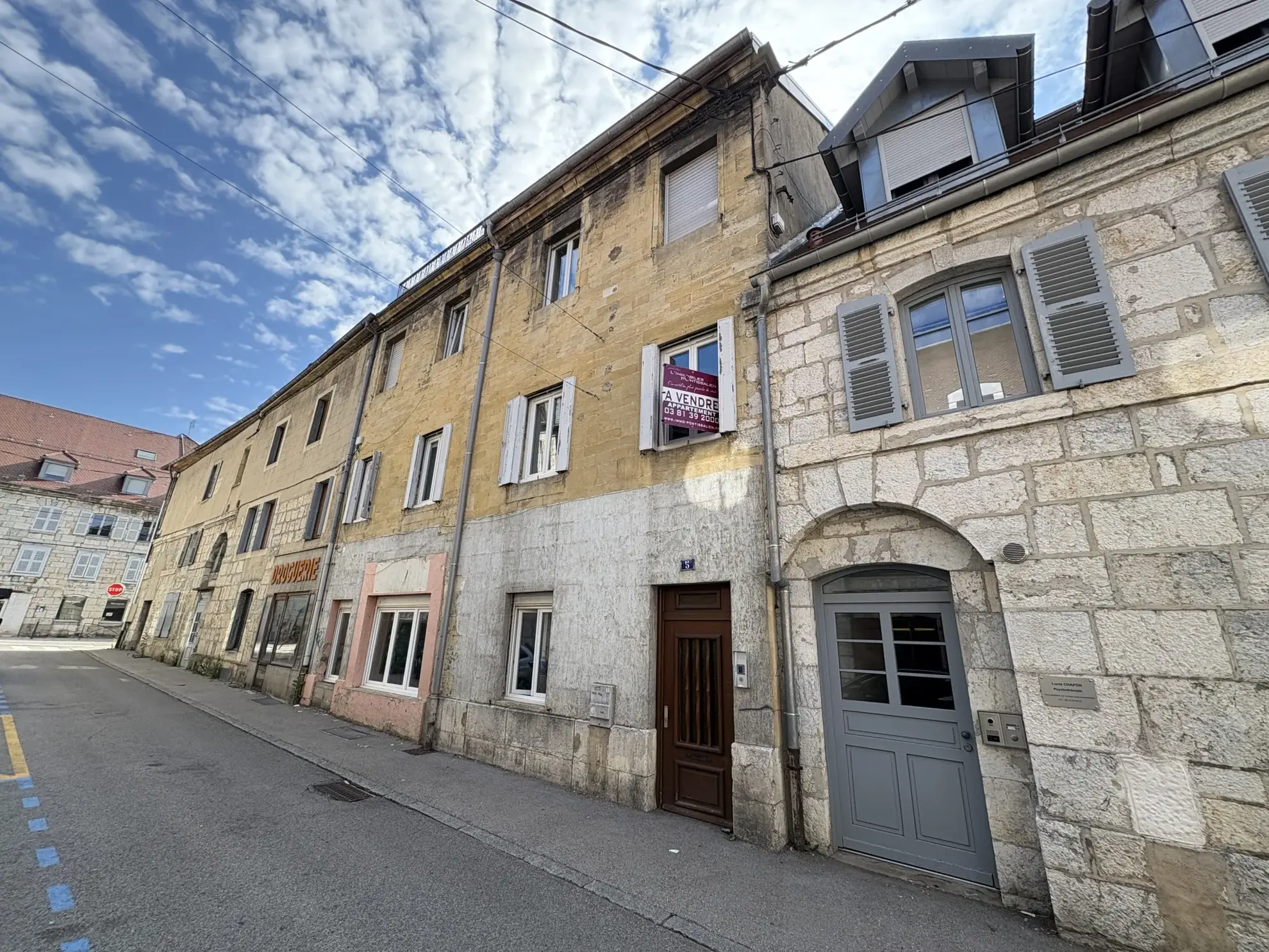Appartement de type 2 rénové avec cave et ascenseur en centre-ville de Pontarlier 