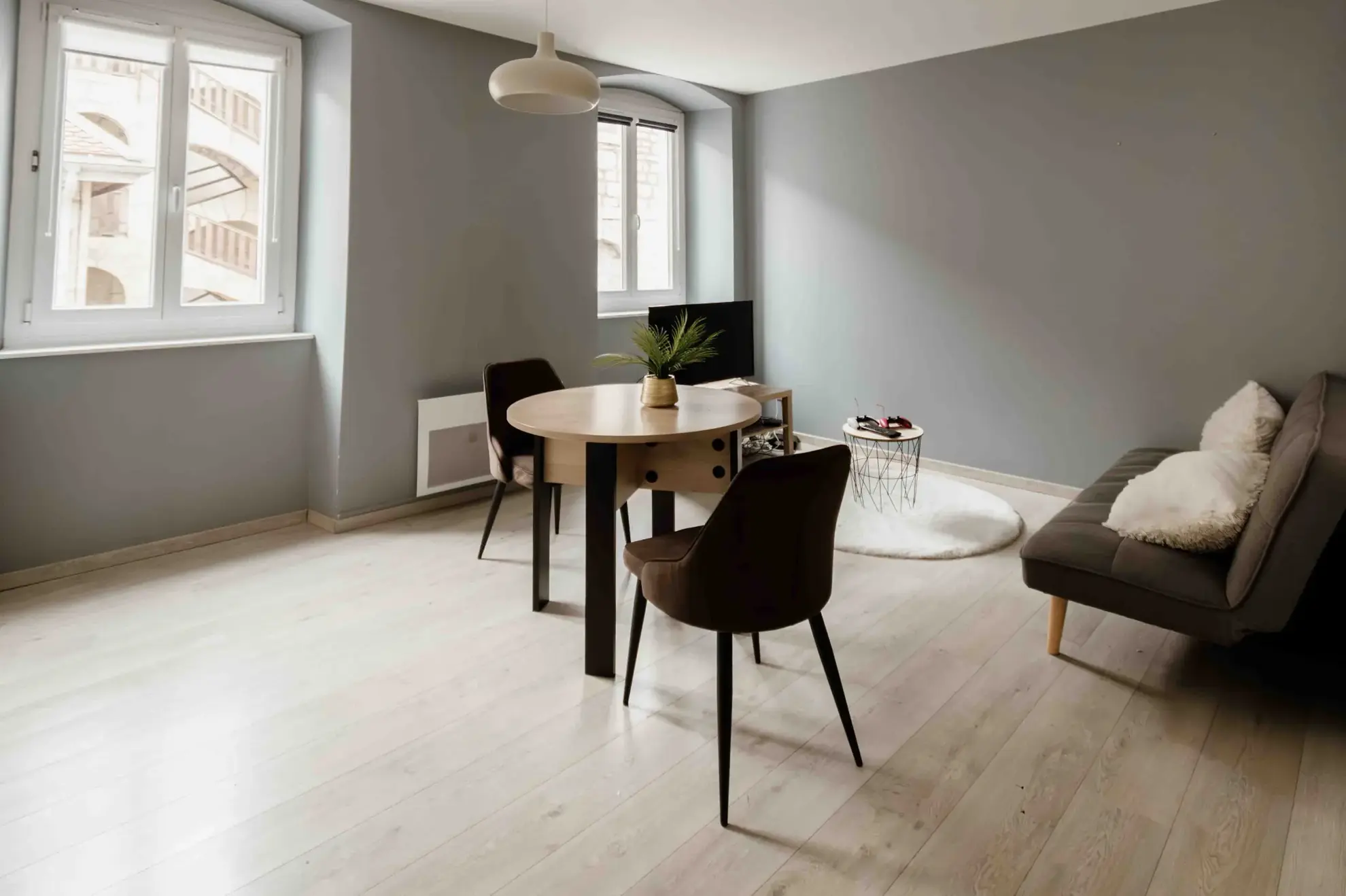 Appartement de type 2 rénové avec cave et ascenseur en centre-ville de Pontarlier 
