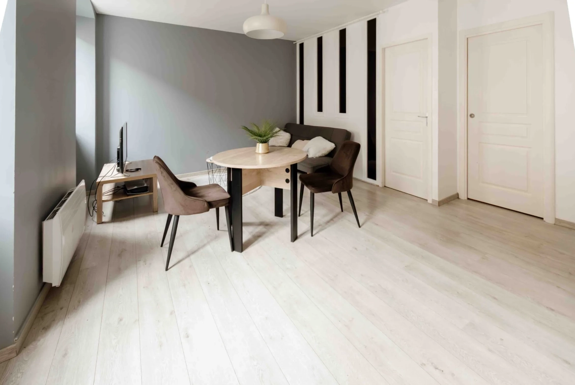 Appartement de type 2 rénové avec cave et ascenseur en centre-ville de Pontarlier 