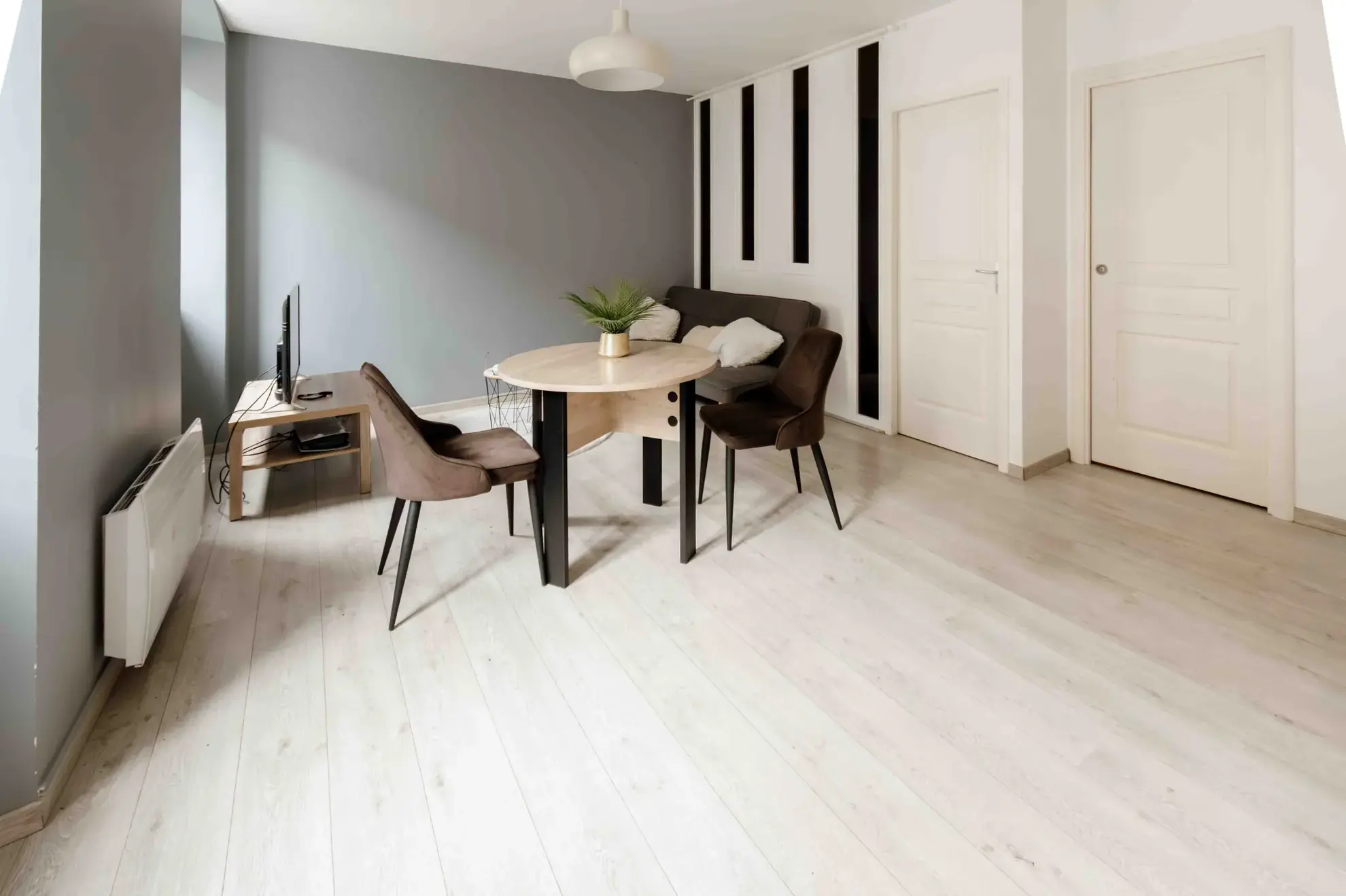 Appartement de type 2 rénové avec cave et ascenseur en centre-ville de Pontarlier 