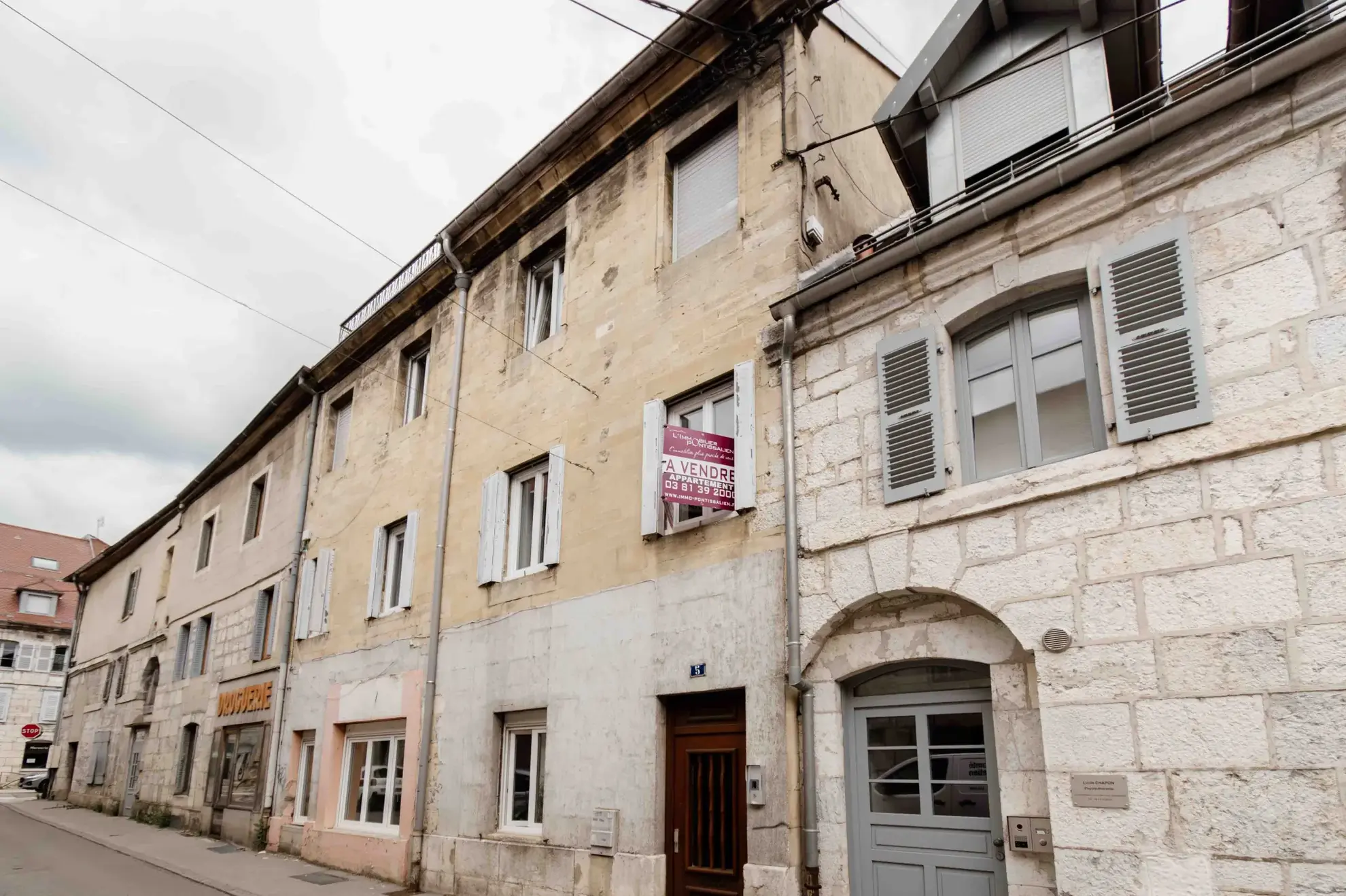 Appartement de type 2 rénové avec cave et ascenseur en centre-ville de Pontarlier 