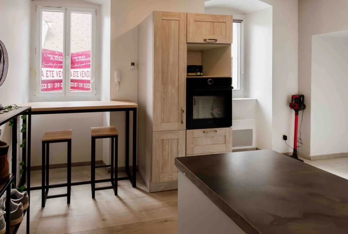 Appartement de type 2 rénové avec cave et ascenseur en centre-ville de Pontarlier 