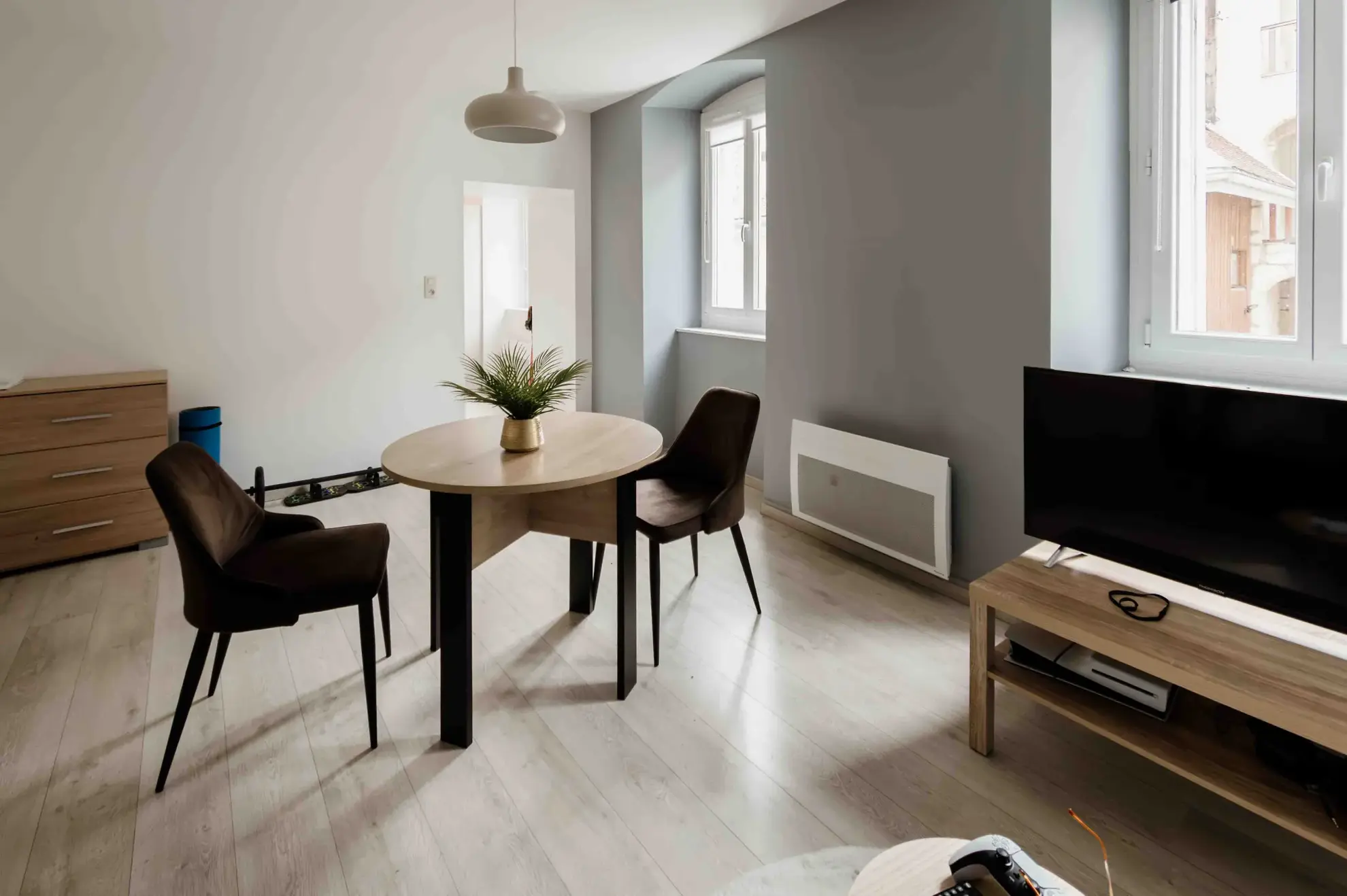 Appartement de type 2 rénové avec cave et ascenseur en centre-ville de Pontarlier 