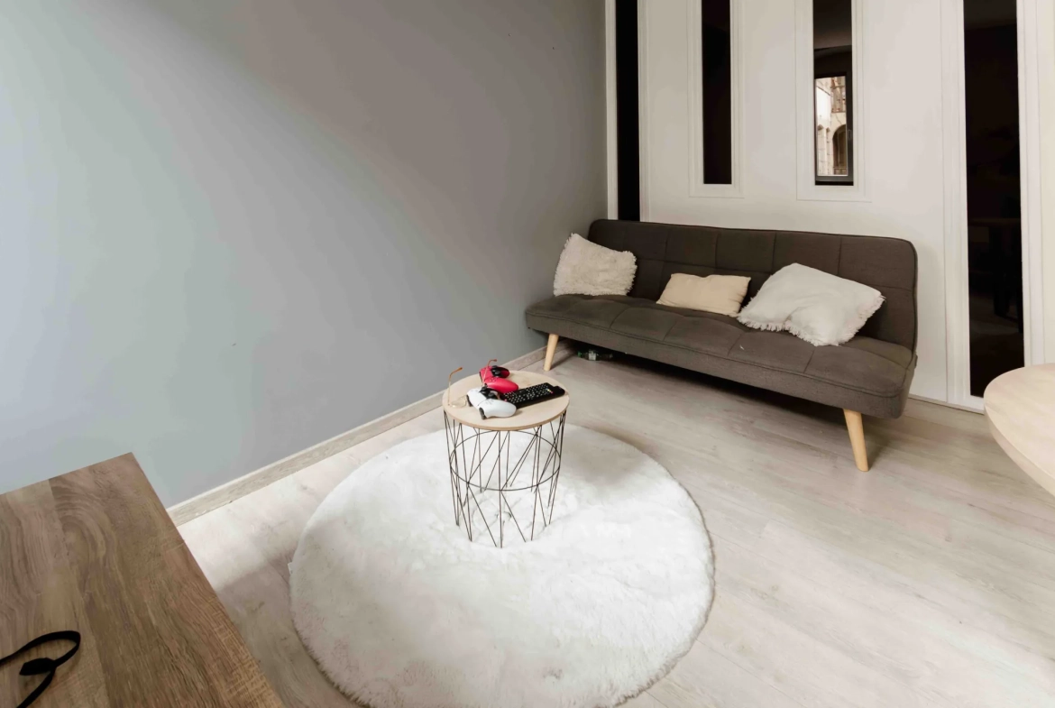 Appartement de type 2 rénové avec cave et ascenseur en centre-ville de Pontarlier 