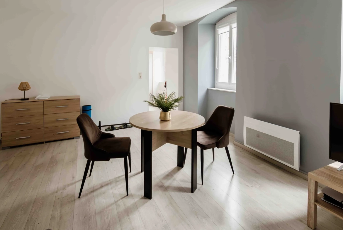 Appartement de type 2 rénové avec cave et ascenseur en centre-ville de Pontarlier 